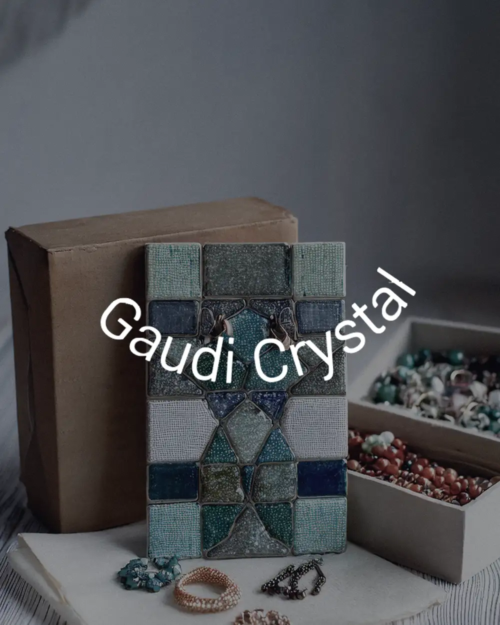 Azulejos decorativos con motivos de mosaico apilados sobre una mesa de madera
