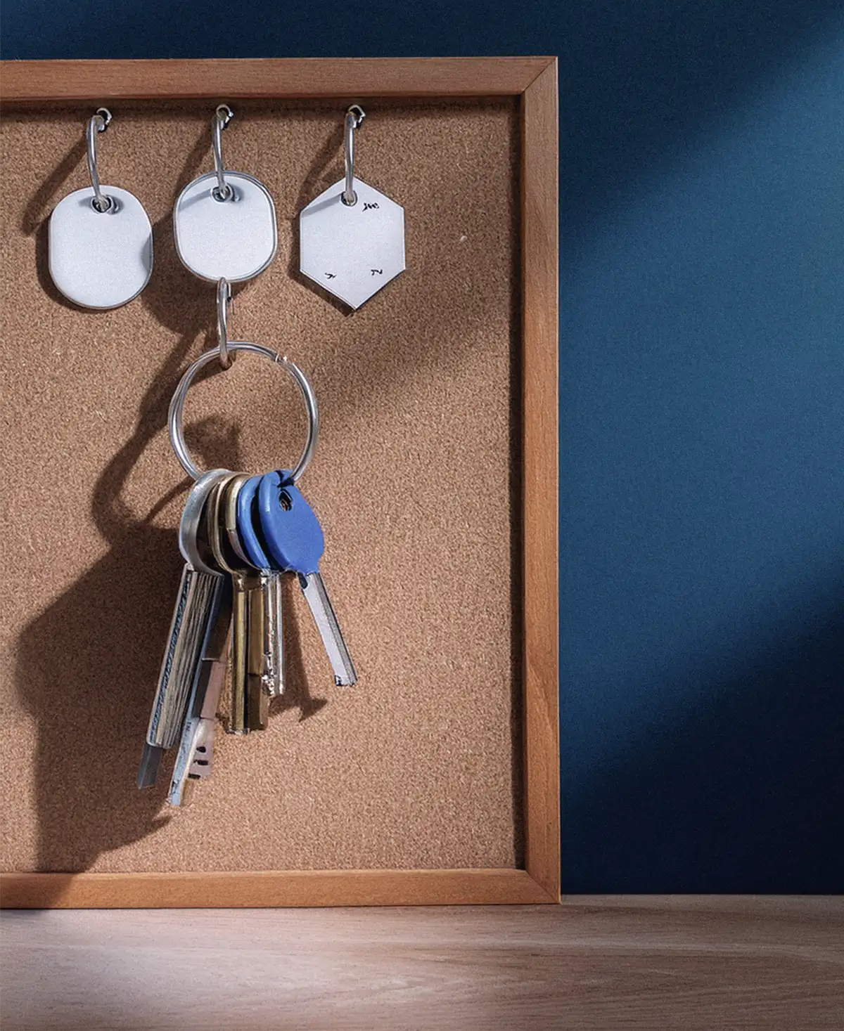 Llaves con etiquetas numeradas junto a un plano de vivienda doblado