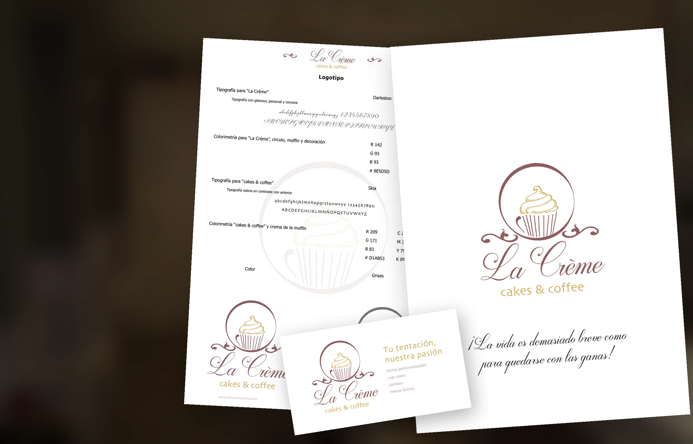 Manual de estilo, carta y tarjeta de visita de una marca extendidos sobre una mesa