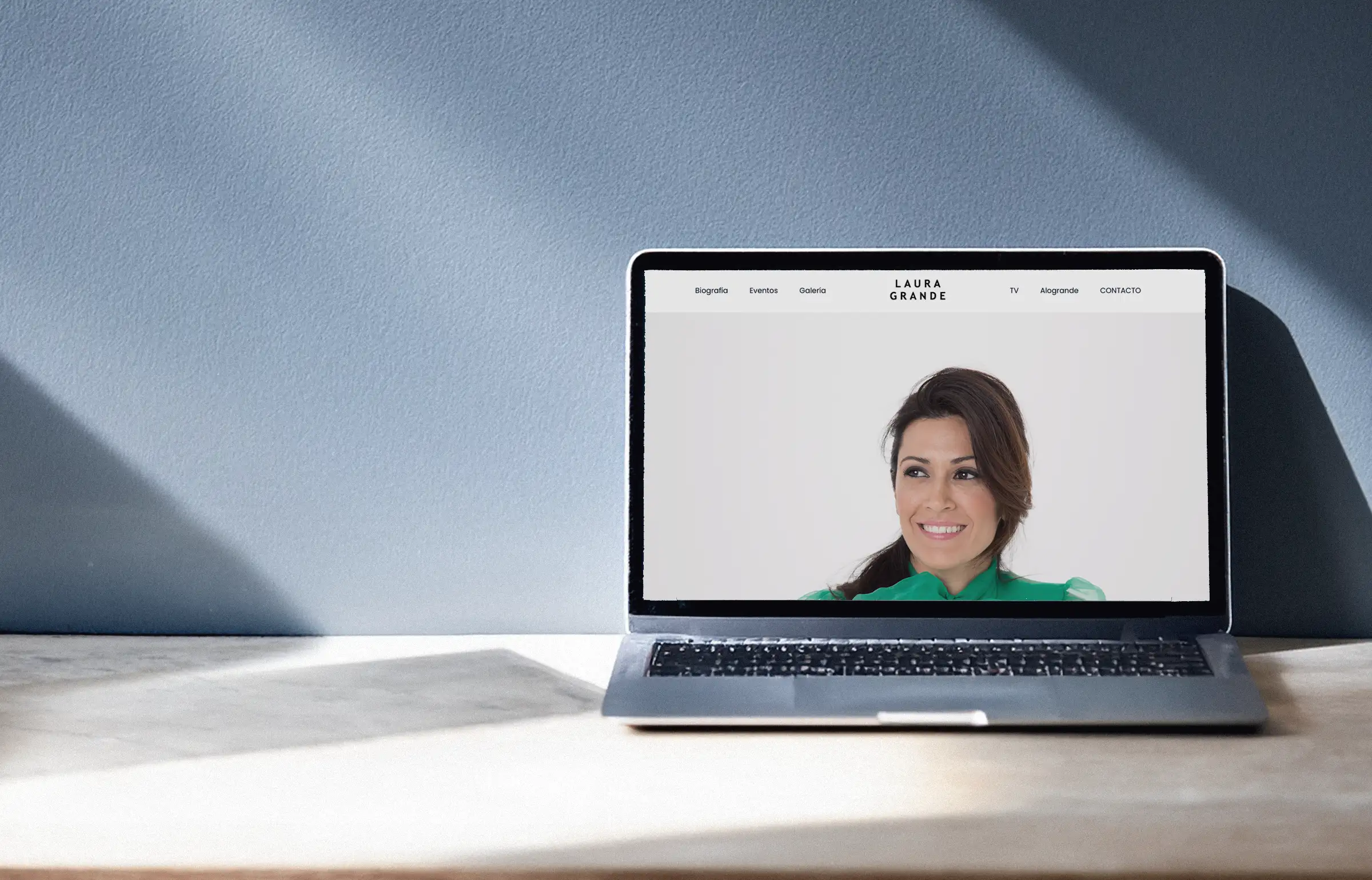 Web de Laura Grande abierta en un portátil y su galería en una tableta