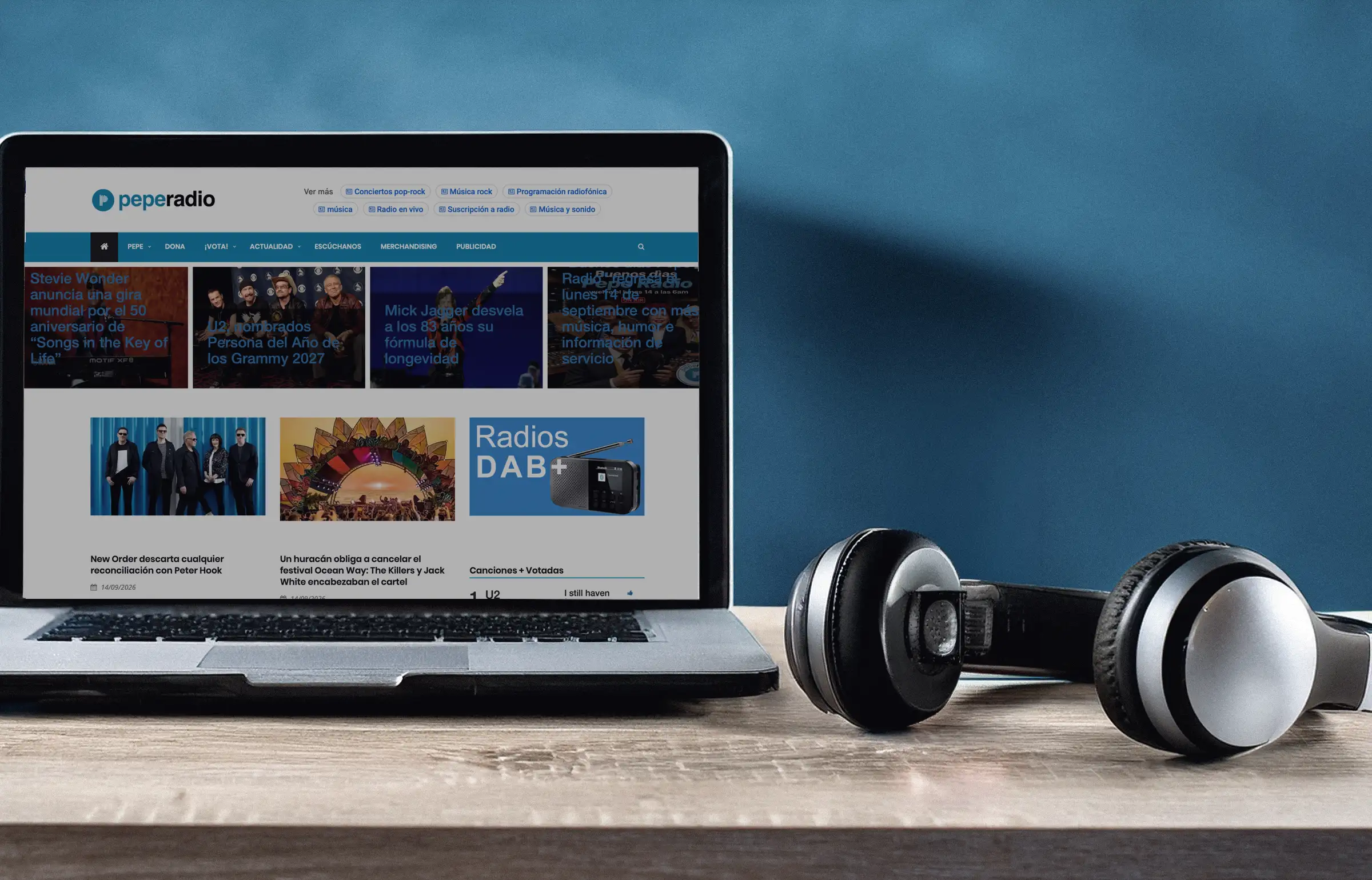 Web de Peperadio abierta en un portátil con el reproductor en directo en un móvil