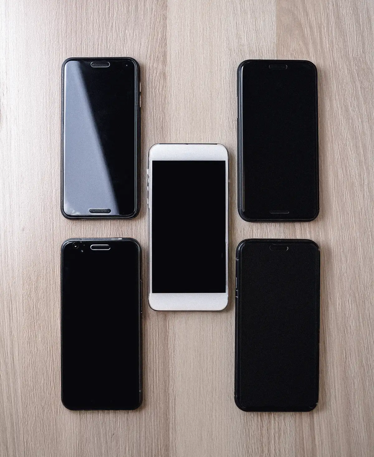 Móviles sobre una mesa de trabajo